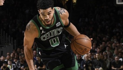  东契奇40+三双独行侠登顶  