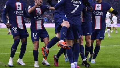  巴黎圣日耳曼客场逆转击败里昂，积分榜领跑优势扩大  