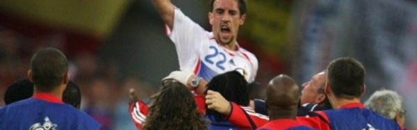  利兹联逼平卫冕冠军，激情主帅疯狂庆祝染红  