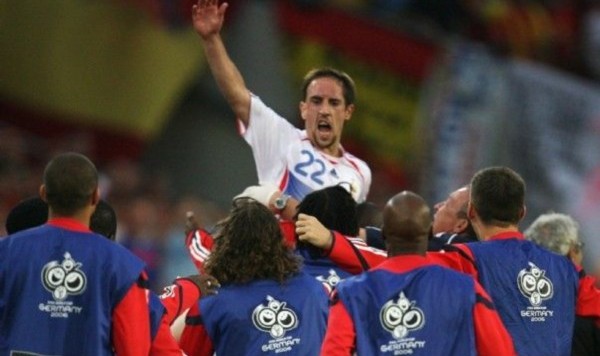  利兹联逼平卫冕冠军，激情主帅疯狂庆祝染红  