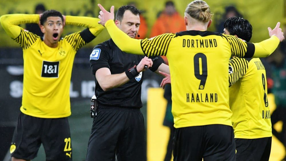  曼城德比战平局收场，哈兰德失点引争议  